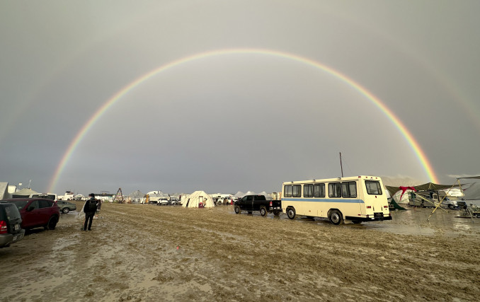 Garsiojo festivalio „Burning man“ dalyviai dėl liūčių užklimpo purve: pranešta apie vieno žmogaus mirtį