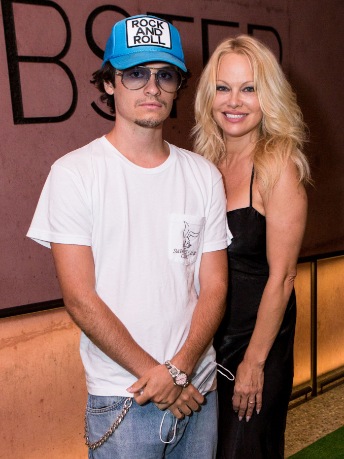 Garsiosios „gelbėtojos“ Pamela Anderson sūnelis išaugo: dabar jis 25 metų merginų numylėtinis