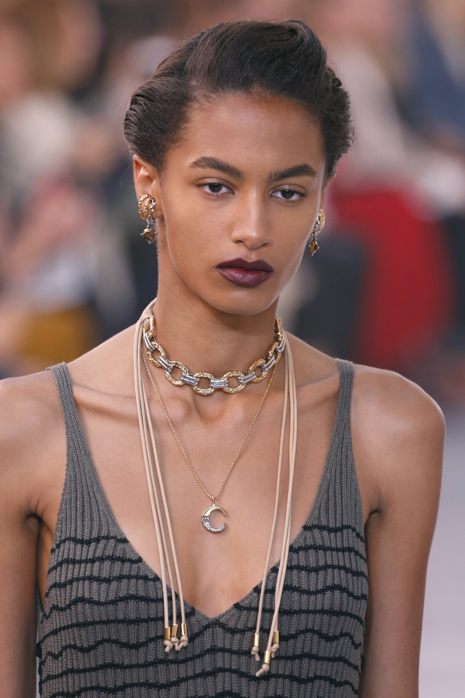 „Choker“ tendencijos