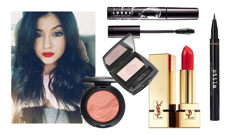 Kylie Jenner. Skaistalai „Magnetic Nude' Extra Dimension Blush“ (MAC), blakstienų tušas „Cobra“ („Lorac“), polyvore.com; Šešėliai „Ombre Hypnôse Ultra Twinkling Color High Fidelity“ („Lancome“), lūpų dažai „Rouge Pur Couture“ (“YSL“), douglas.lt; Skystas 